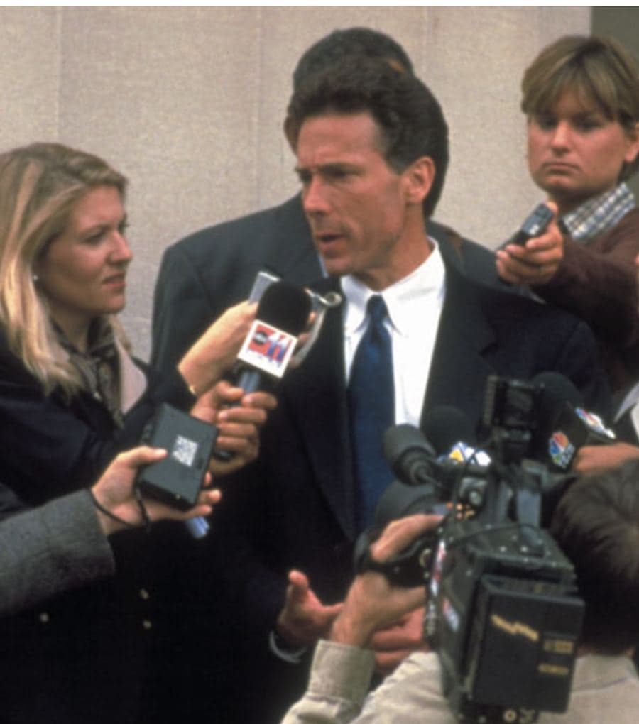 A scene from The Insider depicting the tobacco settlement press coverage